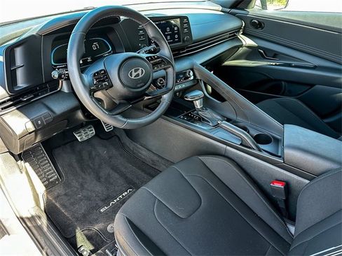 Used 2025 Hyundai Elantra Sport image 14