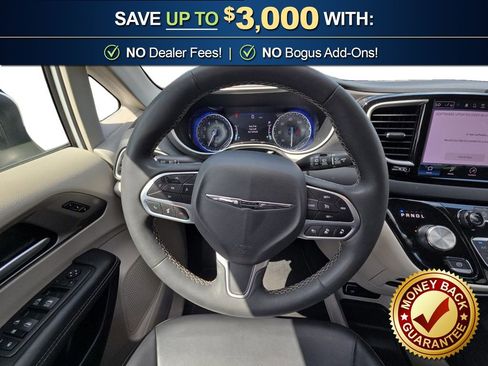 Used 2023 Chrysler Pacifica Touring-L FWD image 18