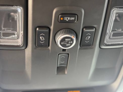 Used 2025 GMC Yukon Denali AWD/4WD image 36