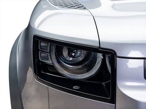 Used 2023 Land Rover Defender 110 SE image 8