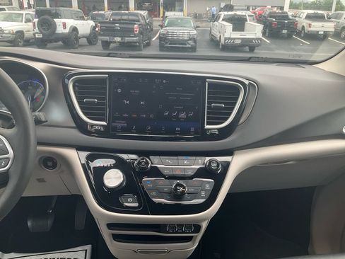 Used 2024 Chrysler Pacifica Touring-L FWD image 19