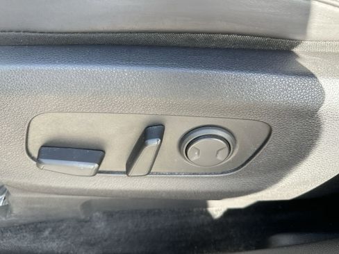 Used 2024 Kia Carnival LX FWD image 14