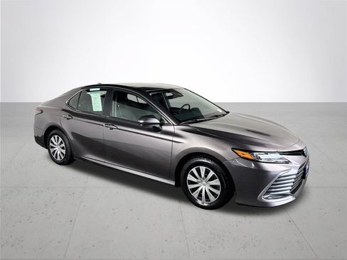 Used 2022 Toyota Camry LE FWD image 4