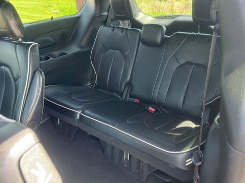 Used 2025 Chrysler Pacifica Limited FWD image 26