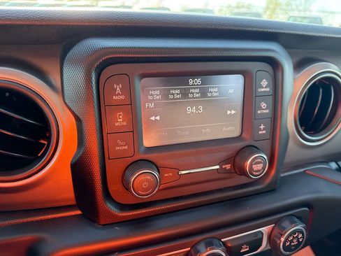 Used 2021 Jeep Gladiator Sport image 12