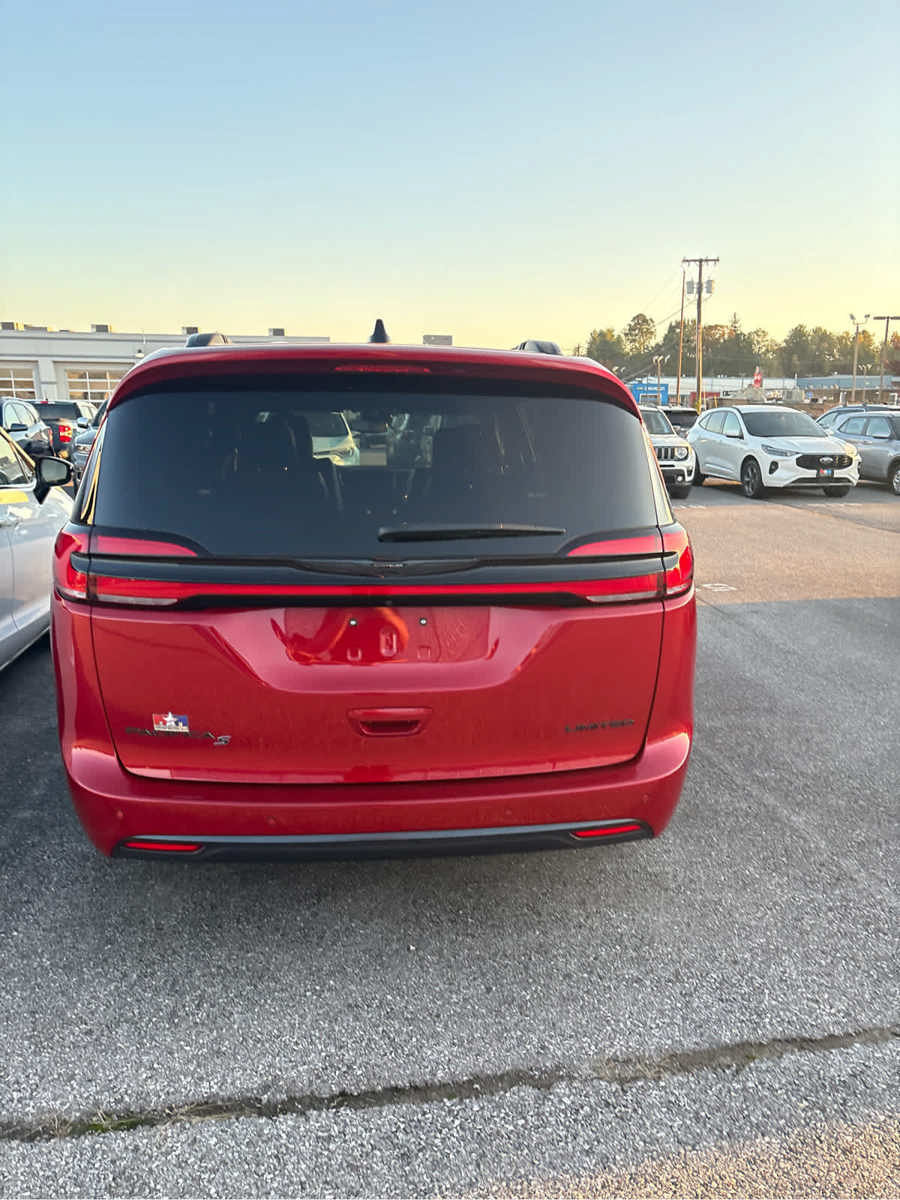 Used 2025 Chrysler Pacifica Limited FWD image 29