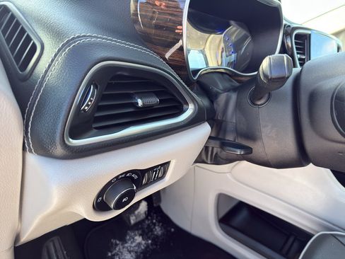 Used 2022 Chrysler Pacifica Limited image 14