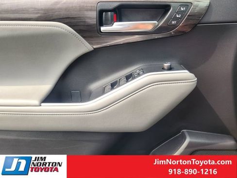 Used 2021 Toyota Highlander Platinum FWD image 24