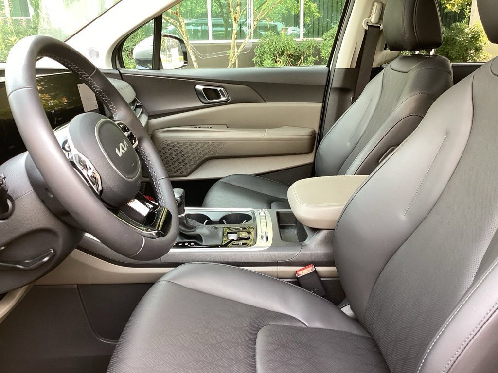 Used 2025 Kia Carnival SX FWD image 5