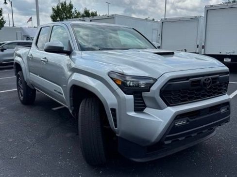 Used 2025 Toyota Tacoma TRD Sport AWD/4WD image 4