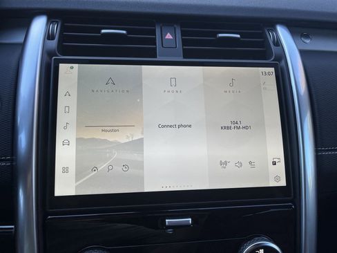 Used 2025 Land Rover Discovery Dynamic SE image 21