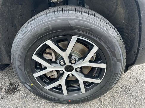 Certified 2023 Jeep Grand Cherokee L Limited AWD/4WD image 35