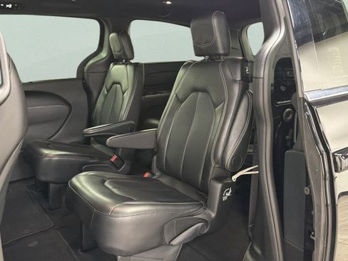 Used 2025 Chrysler Pacifica Select FWD image 35