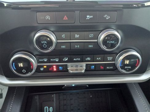 Used 2024 Ford Expedition XLT image 23