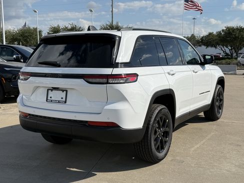 New 2025 Jeep Grand Cherokee Altitude image 5