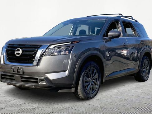 Used 2024 Nissan Pathfinder SV image 3