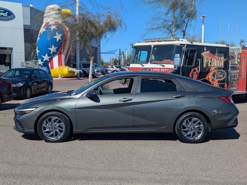 Used 2024 Hyundai Elantra SEL image 3