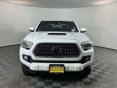 Used 2018 Toyota Tacoma TRD Sport AWD/4WD image 2