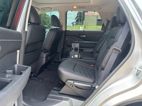 Used 2024 Nissan Pathfinder Platinum FWD image 12