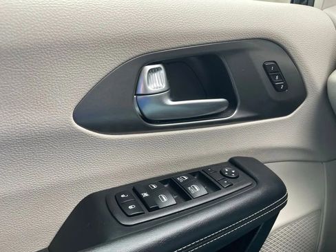Used 2023 Chrysler Pacifica Touring-L image 30