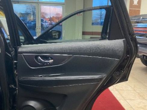 Used 2016 Nissan Rogue SV w/ SV Premium Package image 9