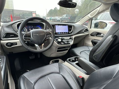 Used 2024 Chrysler Pacifica Touring-L image 24