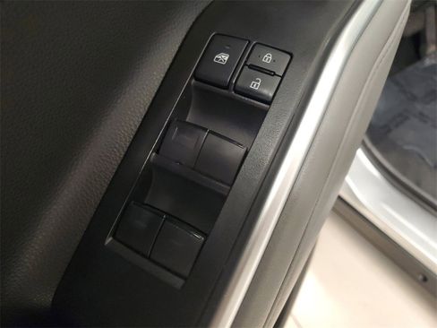 Used 2021 Toyota Highlander XLE image 21