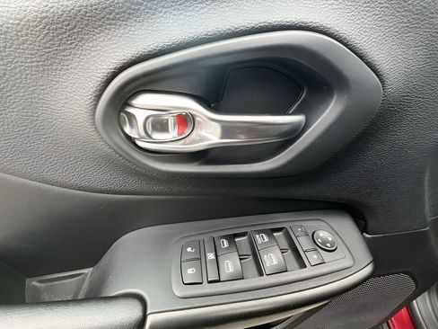 Used 2020 Jeep Cherokee Trailhawk w/ Cold Weather Group image 22