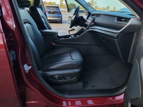 Used 2023 Jeep Grand Cherokee Limited w/ Luxury Tech Group II image 26