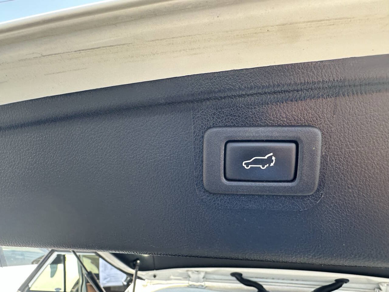 Used 2017 Subaru Outback 3.6R Touring AWD/4WD image 19