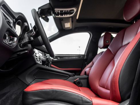 Certified 2025 Porsche Macan AWD/4WD image 21