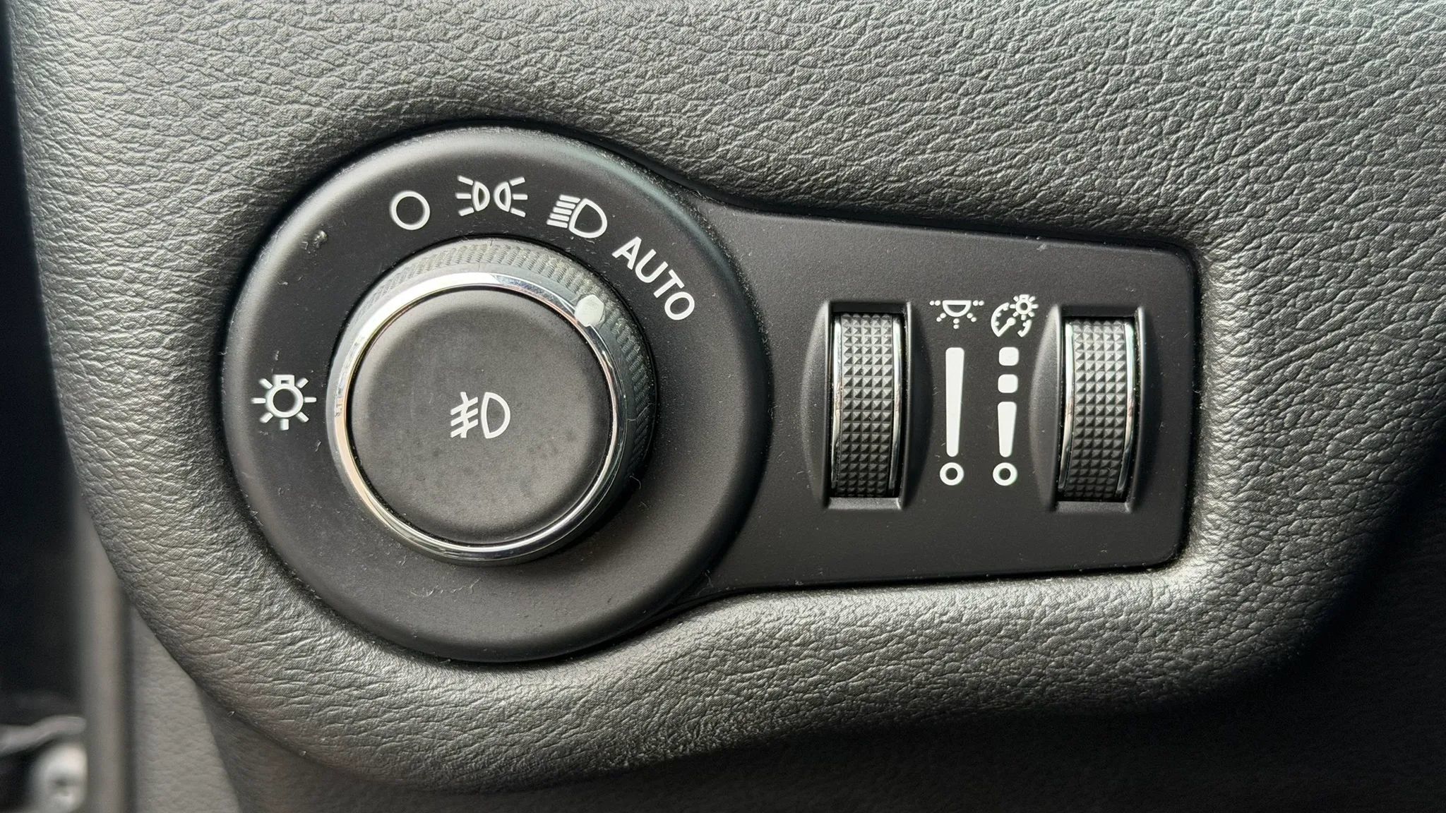 Used 2019 Jeep Cherokee Latitude Plus FWD image 28