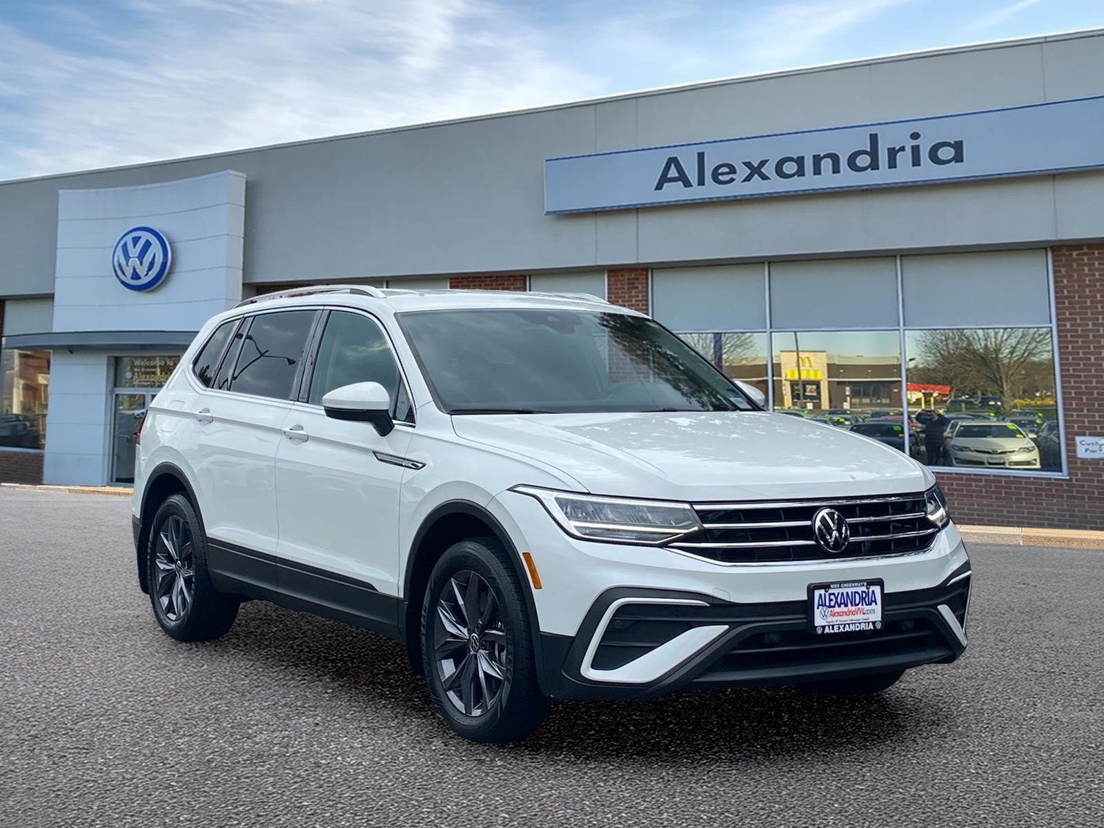 Used 2023 Volkswagen Tiguan SE FWD image 1