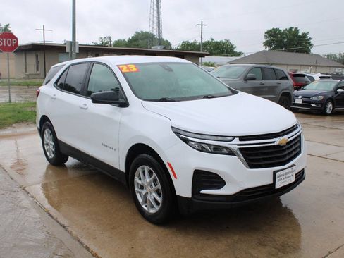 Used 2023 Chevrolet Equinox LS w/ LS Convenience Package AWD/4WD image 2