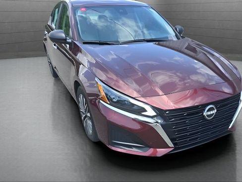 Certified 2025 Nissan Altima 2.5 SV FWD image 2