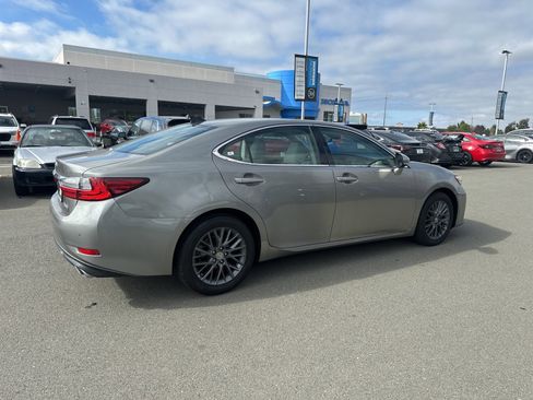Used 2018 Lexus ES 350 w/ Navigation System Package image 3
