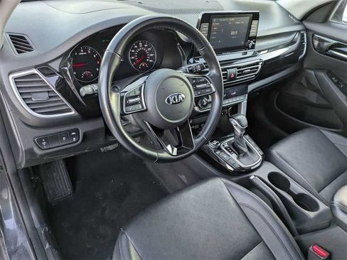 Used 2021 Kia Seltos EX image 2
