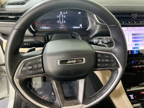 Used 2022 Jeep Grand Cherokee Limited w/ Luxury Tech Group II image 11