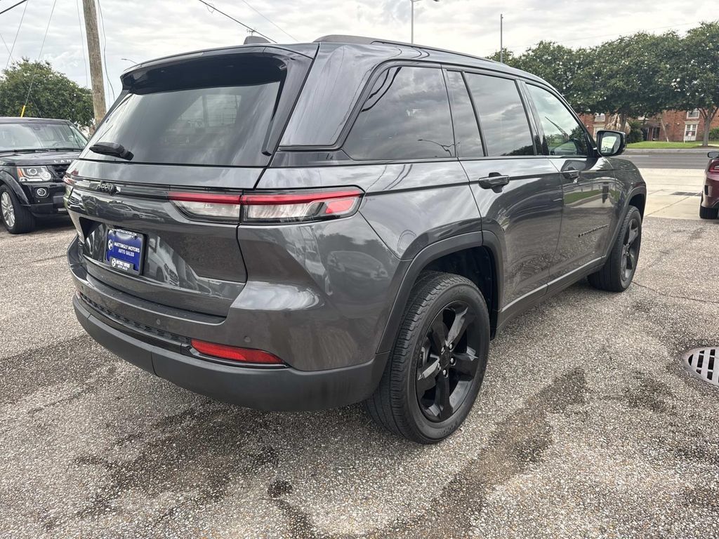 Used 2022 Jeep Grand Cherokee Altitude AWD/4WD image 8