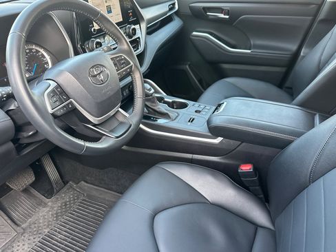 Certified 2025 Toyota Highlander XLE image 11