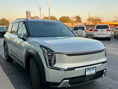 Used 2024 Kia EV9 Wind image 6