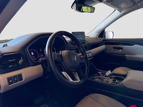 Used 2025 Honda Pilot Touring image 9