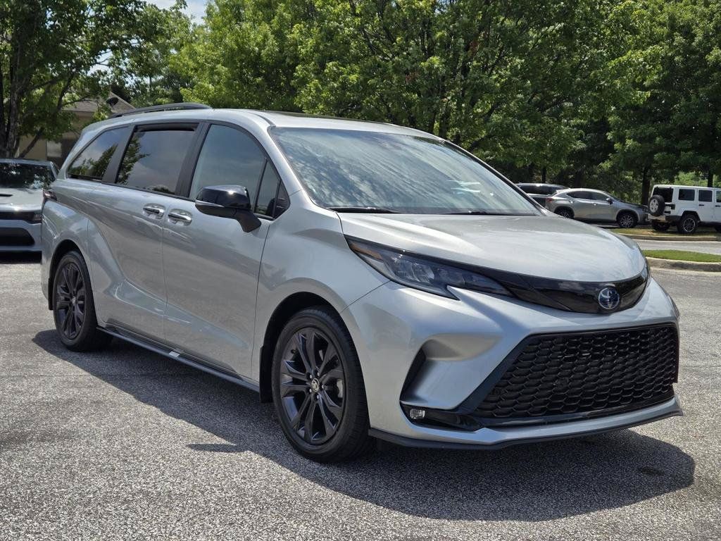 Used 2025 Toyota Sienna XSE w/ XSE Premium Package FWD image 5