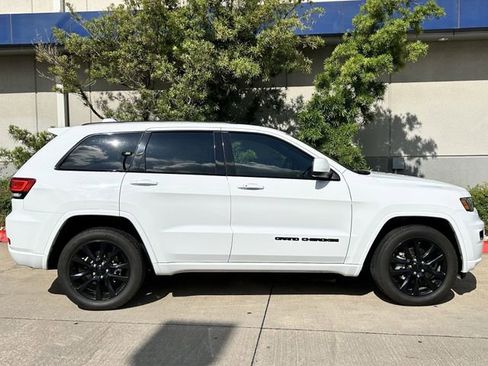 Used 2020 Jeep Grand Cherokee Altitude RWD image 3