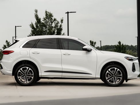Certified 2025 Audi Q5 Premium AWD/4WD image 3