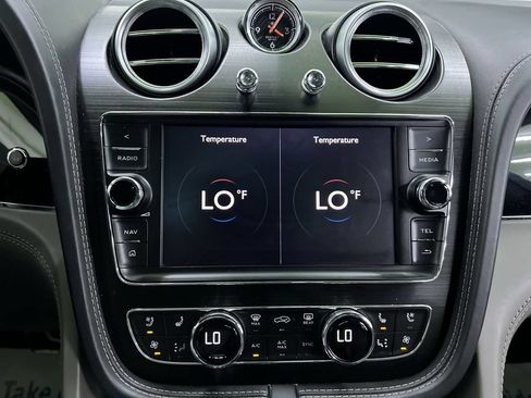 Used 2018 Bentley Bentayga AWD/4WD image 23