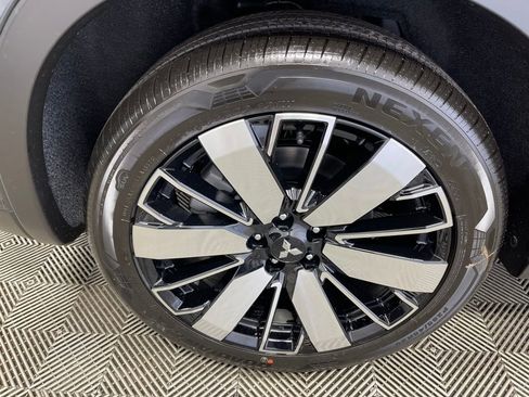 New 2025 Mitsubishi Outlander SE image 38