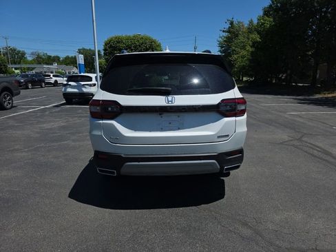 Used 2023 Honda Pilot Touring image 6