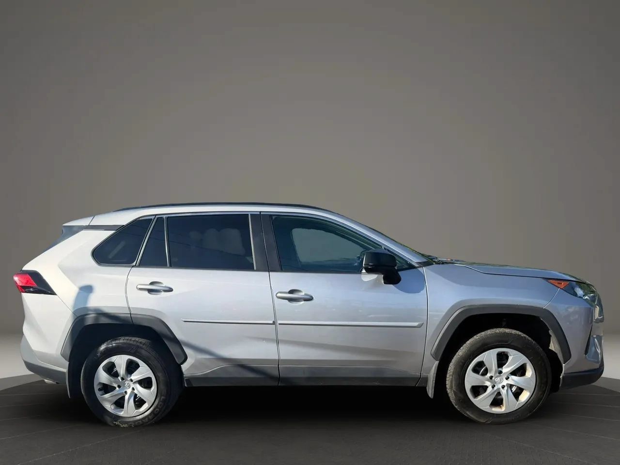 Used 2021 Toyota RAV4 LE AWD/4WD image 4