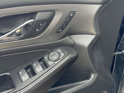 Used 2023 Chevrolet Traverse Premier image 16